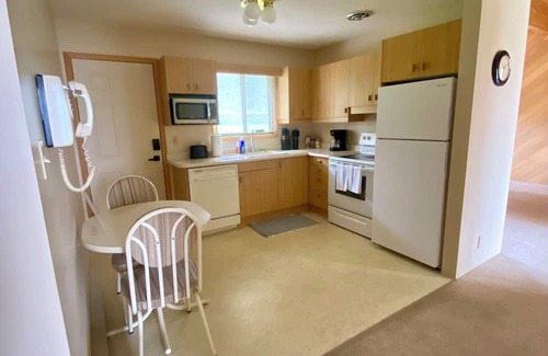 Unorganized Thunder Bay District House | 7-bed lakefront house with sauna, beach & boat launch — 15 min from Thunder Bay.