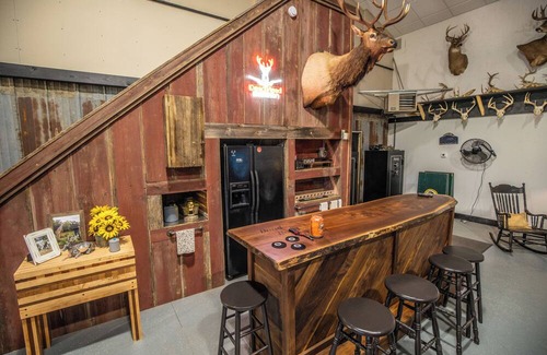 Marshland Apartment | 3-bedroom Lodge with Incredible Game Room and Bar!