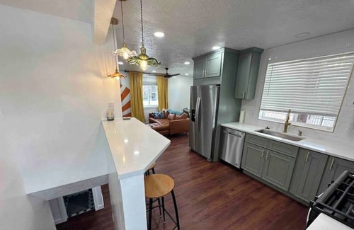 South Salt Lake Cottage | Rise&Shine- Mid Mod Entire House Hot Tub, Fire Pit