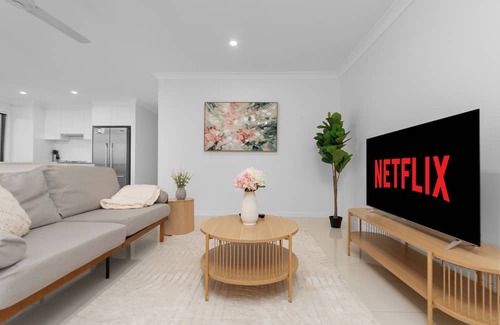 Pimpama House | Whispering Pines - Stylish 3BR Duplex close to M1