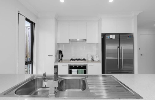 Pimpama House | Whispering Pines - Stylish 3BR Duplex close to M1