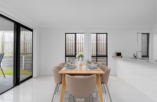 Pimpama House | Whispering Pines - Stylish 3BR Duplex close to M1