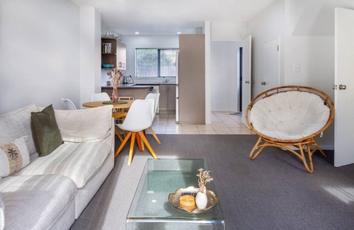 Sydenham Apartment | 3 Bedroom Home With Garage & Extra Car Park