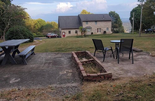 Confluence House | Stone's Throw Cabin moments away from the best of the Laurel Highlands!