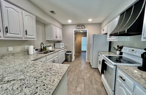 Universal City House | 4BR Universal City Relocation Housing W/D WiFi