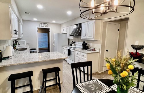 Universal City House | 4BR Universal City Relocation Housing W/D WiFi