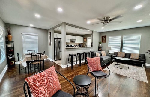 Jefferson House | 3BR Woodlawn Home | Furnished Extended Stay Near Med Center