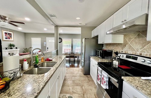 Jefferson House | 3BR Woodlawn Home | Furnished Extended Stay Near Med Center