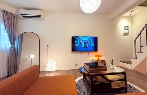 Shida House | 2-min walk MRT/High-speed Wi-Fi/55" smart TV/sunny balcony/Retro style