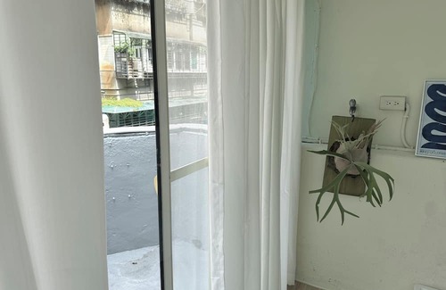 Shida House | 2-min walk MRT/High-speed Wi-Fi/55" smart TV/sunny balcony/Retro style