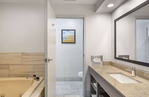 Mundelein Hotel | 4 Suburban Getaway Close to Dining, Shopping, and Entertainment in Mundelein
