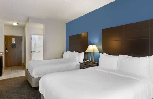 Mundelein Hotel | 4 Suburban Getaway Close to Dining, Shopping, and Entertainment in Mundelein