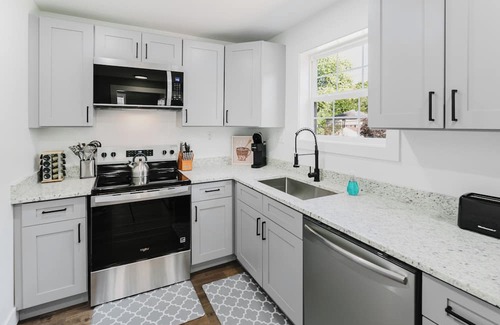College Heights House | Modern Renovated 3-Bed Near Ann Arbor & Ypsilanti