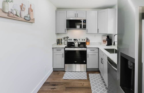 College Heights House | Modern Renovated 3-Bed Near Ann Arbor & Ypsilanti