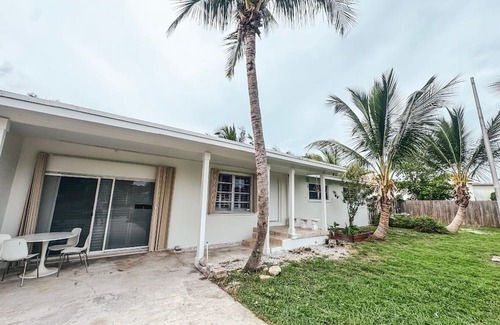 Hobe Sound House | Tropical Historic Pool Home, Hobe Sound