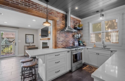 Western Springs House | Ruby’s Retreat - 4BD/3BA+Office in Western Springs