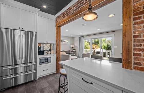 Western Springs House | Ruby’s Retreat - 4BD/3BA+Office in Western Springs