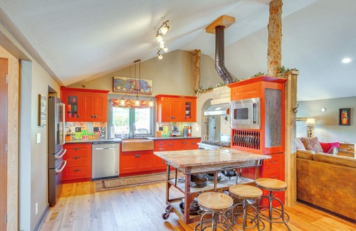Excelsior Springs Cabin | Stay & Sip: Group Ranch at Shamrock Hills Vineyard