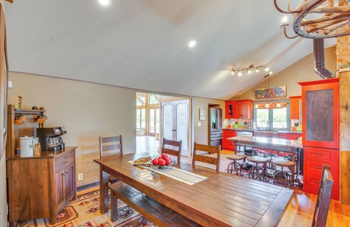Excelsior Springs Cabin | Stay & Sip: Group Ranch at Shamrock Hills Vineyard