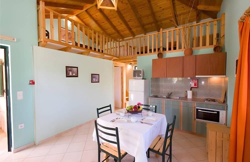 Paralio Astros Apartment | Apartment 'Maisonette with Private Patio 4' with Mountain View, Wi-Fi and Air Conditioning