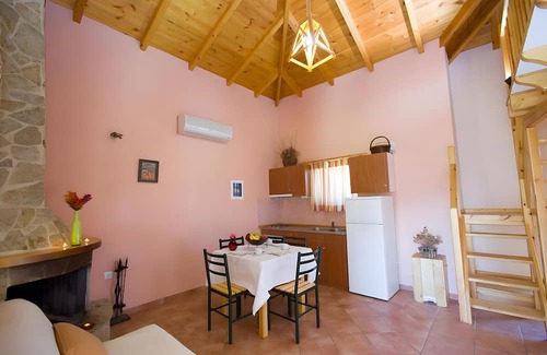 Paralio Astros Apartment | Apartment 'Maisonette with Private Patio 4' with Mountain View, Wi-Fi and Air Conditioning