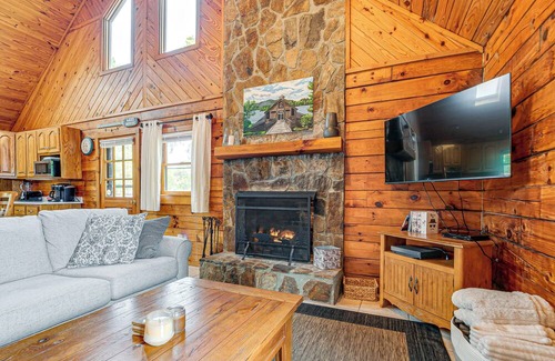 Semora Cabin | Hyco Lake Escape w/ Deck & Dock: Families Welcome!