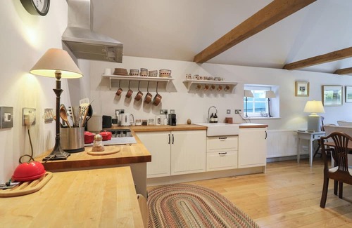Five Oak Green Cottage | THE PIGGERY, with open fire in Kings Hill