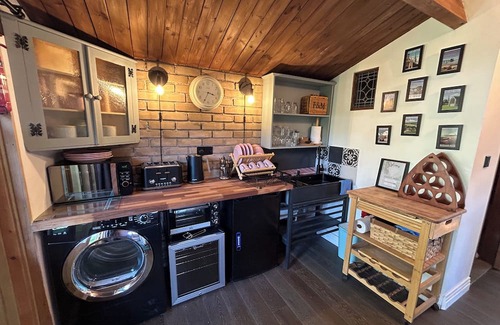 Chichester Cabin | Centrally located cosy cabin in the heart of Chichester close to all attractions