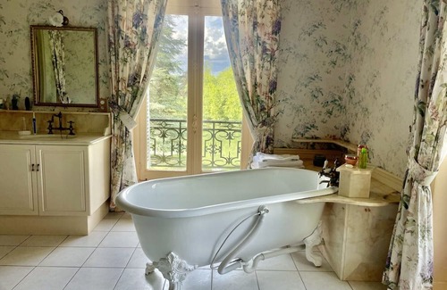 Hommes Cottage | Private Pool House nestled within the magnificent Chateau grounds- Loire Valley.