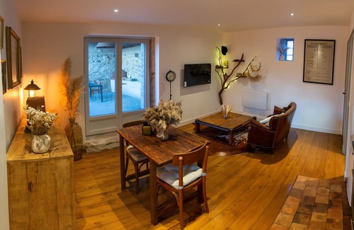 Savenay House | Cosy house with private garden and warm decor