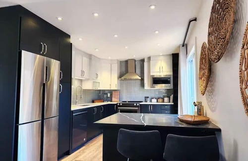 Hull House | 8 minutes to downtown Ottawa Private HOT TUB sleeps 10