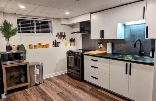 Hull House | 8 minutes to downtown Ottawa Private HOT TUB sleeps 10