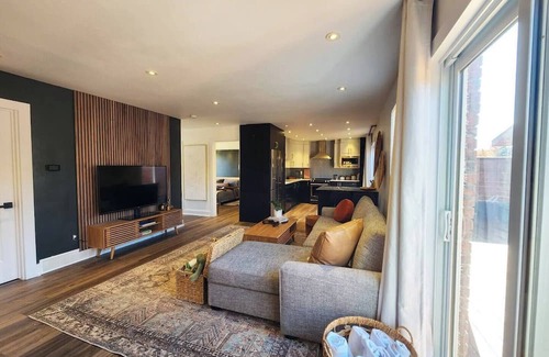 Hull House | 8 minutes to downtown Ottawa Private HOT TUB sleeps 10