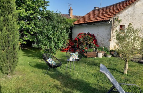 Gy-en-Sologne House | Holiday Home 'Cocooning Au Cœur De La' with Wi-Fi and Air Conditioning