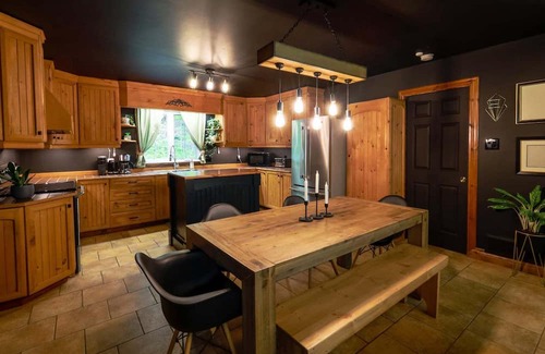 Lac-McGregor Cottage | Chalet Watson | Cozy pet-friendly cottage near Gatineau/Ottawa with Home Theatre