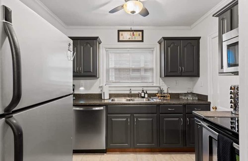 Chevy Chase House | This house is a 2 bedroom(s), 1 bathrooms, located in Lexington, KY.