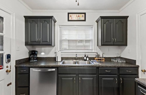 Chevy Chase House | This house is a 2 bedroom(s), 1 bathrooms, located in Lexington, KY.