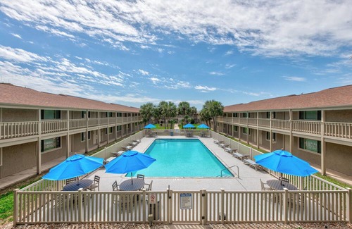 Port Aransas Condo | Cozy Studio Large Pool w/a Private Courtyard and a 5 Min Walk to the Beach