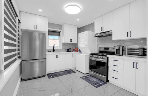 Windsor Apartment | Luxury 2 bedroom apartment in south Windsor, 2 minutes from Ambassador bridge.
