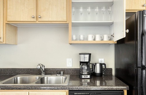 Los Angeles Apartment | Sunny Playa Vista 1BR w/Pool, W/D & Gym, nr beach, by Blueground