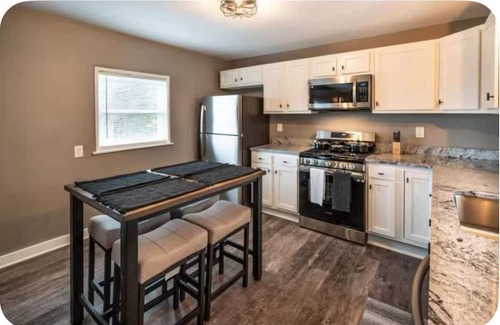 South Side Slopes Apartment | Modern 2-br apartment in Southside Flats PGH. Free WIFI, Free Coffee, Free Wine