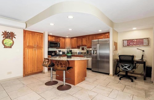 Historic Kailua Village Condo | Kona Plaza 301, Ocean Views and Renovated