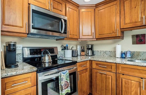 Historic Kailua Village Condo | Kona Plaza 301, Ocean Views and Renovated