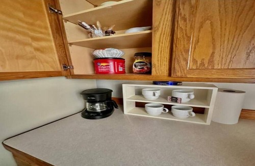 Lansing House | Cozy Clean Convenient Casita