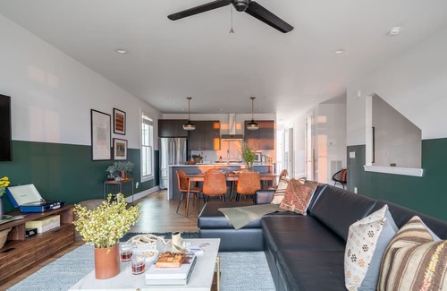 Buena Vista House | Sleeps 36 | 3 Homes, Minutes to Downtown+Broadway | 12BDR Group Getaway in Nash!