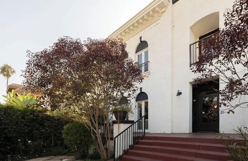 Koreatown Apartment | Cozy 1-bedroom apartment in phenomenal Los Angeles with WiFi, AC