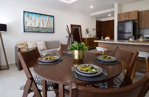 North Hotel Zone Apartment | Ocean View Roof Pool BBQ Gym, Walk to Beach