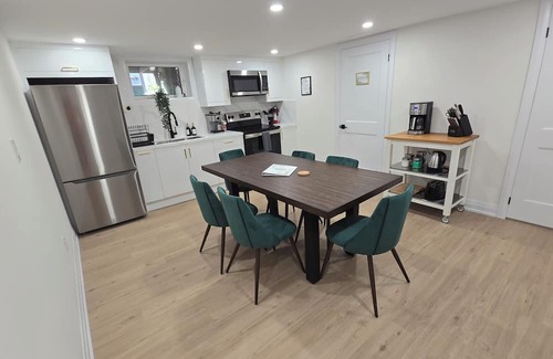Aldershot House | Peaceful Tranquil Haven Queen Room Lower Level by the Lake, Shopping & Highway