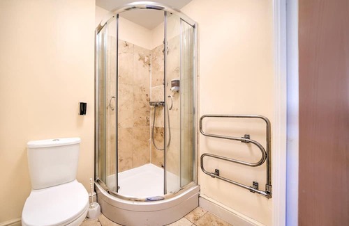 Quedgeley Apartment | GO2 Gloucester Hotel by OYO | Standard Twin