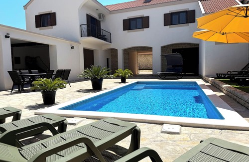 Novigrad Villa | Marin Estate – 2 Villas, Pool, Jacuzzi & Game Room